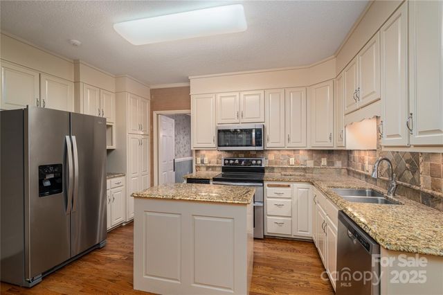 240 37th Avenue Place NW, Hickory, NC 28601