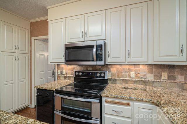 240 37th Avenue Place NW, Hickory, NC 28601