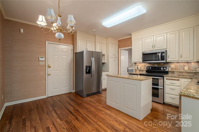 240 37th Avenue Place NW, Hickory, NC 28601