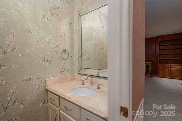240 37th Avenue Place NW, Hickory, NC 28601