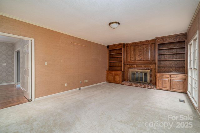 240 37th Avenue Place NW, Hickory, NC 28601