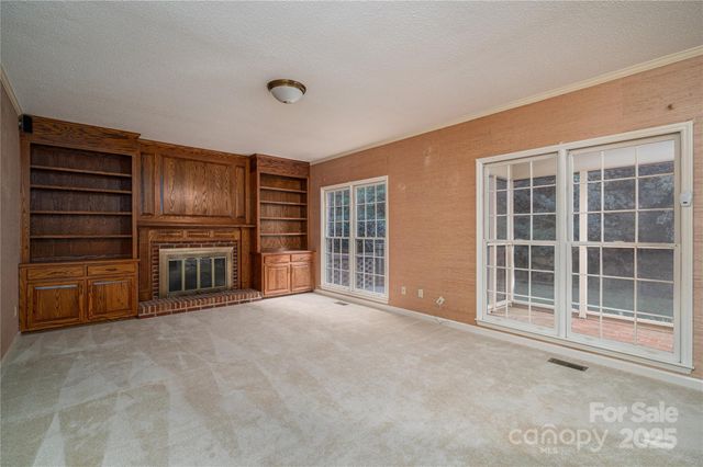 240 37th Avenue Place NW, Hickory, NC 28601