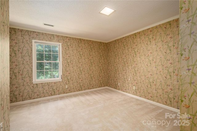 240 37th Avenue Place NW, Hickory, NC 28601