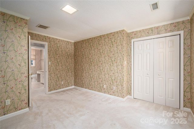 240 37th Avenue Place NW, Hickory, NC 28601