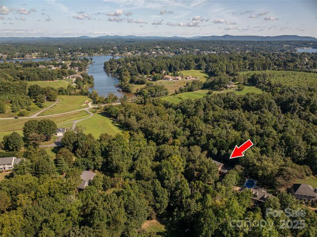 240 37th Avenue Place NW, Hickory, NC 28601