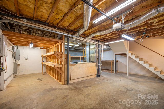 240 37th Avenue Place NW, Hickory, NC 28601