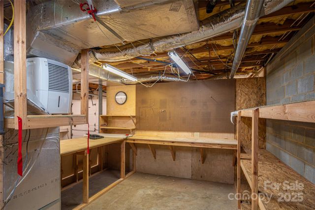 240 37th Avenue Place NW, Hickory, NC 28601