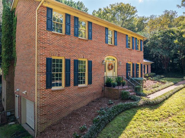 240 37th Avenue Place NW, Hickory, NC 28601