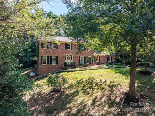 240 37th Avenue Place NW, Hickory, NC 28601