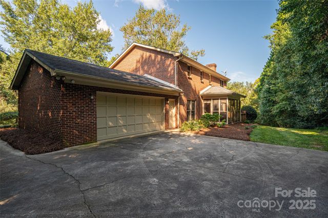 240 37th Avenue Place NW, Hickory, NC 28601