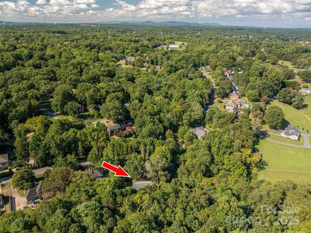 240 37th Avenue Place NW, Hickory, NC 28601