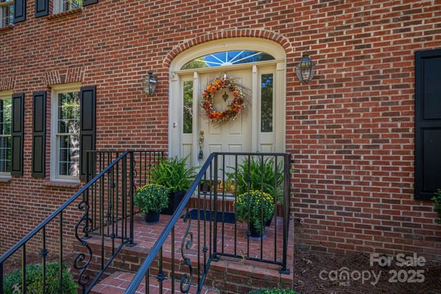 240 37th Avenue Place NW, Hickory, NC 28601