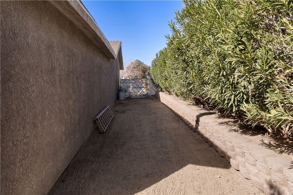 Image 27 of property listing at 25623 Anderson Avenue, Barstow, CA 92311