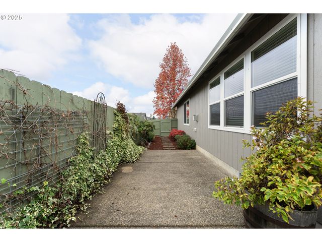 351 ASHWOOD St, Sutherlin, OR 97479