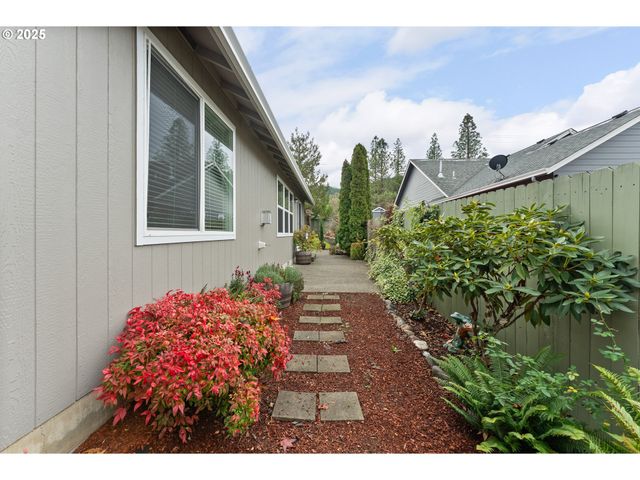 351 ASHWOOD St, Sutherlin, OR 97479