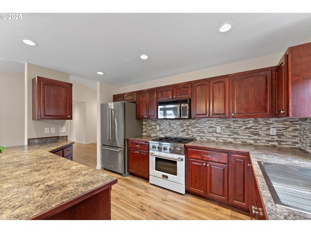 351 ASHWOOD St, Sutherlin, OR 97479