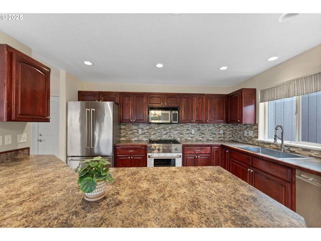 351 ASHWOOD St, Sutherlin, OR 97479