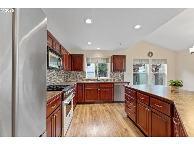 351 ASHWOOD St, Sutherlin, OR 97479