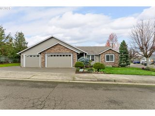 351 ASHWOOD St, Sutherlin, OR 97479