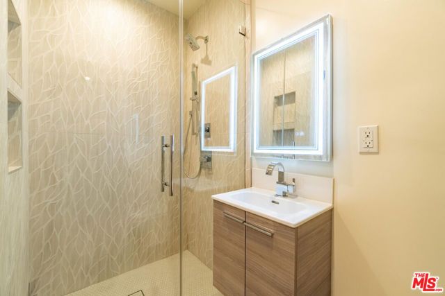 1262 N Sweetzer Avenue 105, West Hollywood, CA 90069