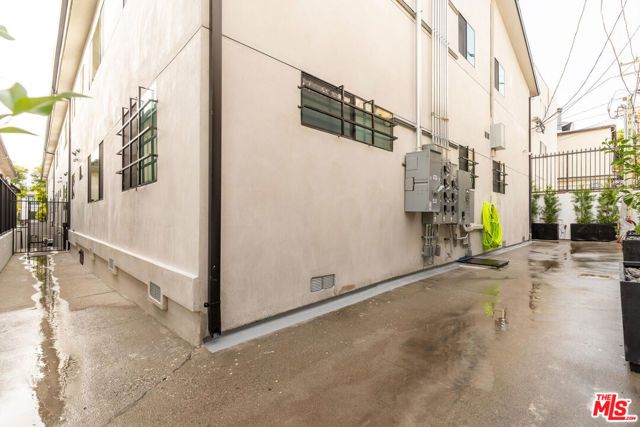 1262 N Sweetzer Avenue 105, West Hollywood, CA 90069