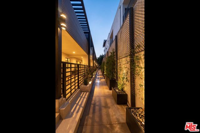 1262 N Sweetzer Avenue 105, West Hollywood, CA 90069