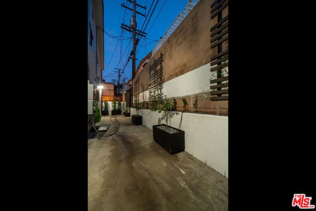 1262 N Sweetzer Avenue 105, West Hollywood, CA 90069