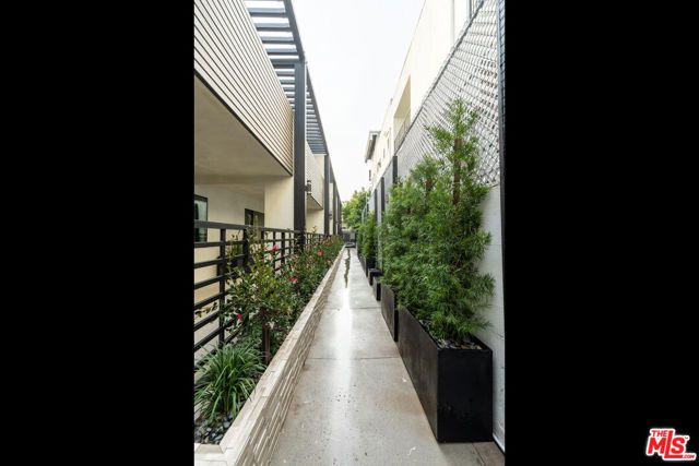 1262 N Sweetzer Avenue 105, West Hollywood, CA 90069