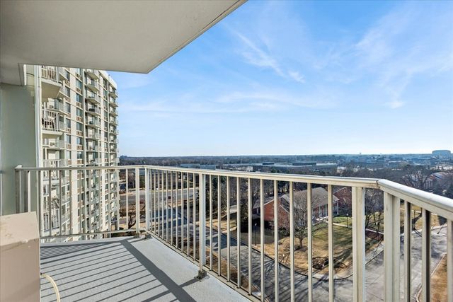 40 N Tower Road 8F, Oak Brook, IL 60523