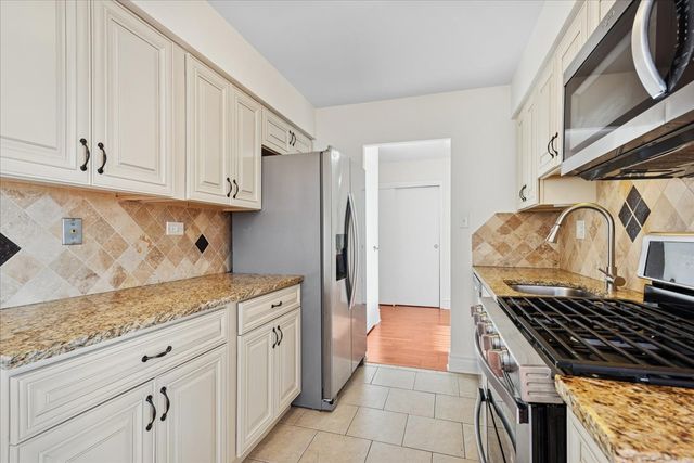 40 N Tower Road 8F, Oak Brook, IL 60523