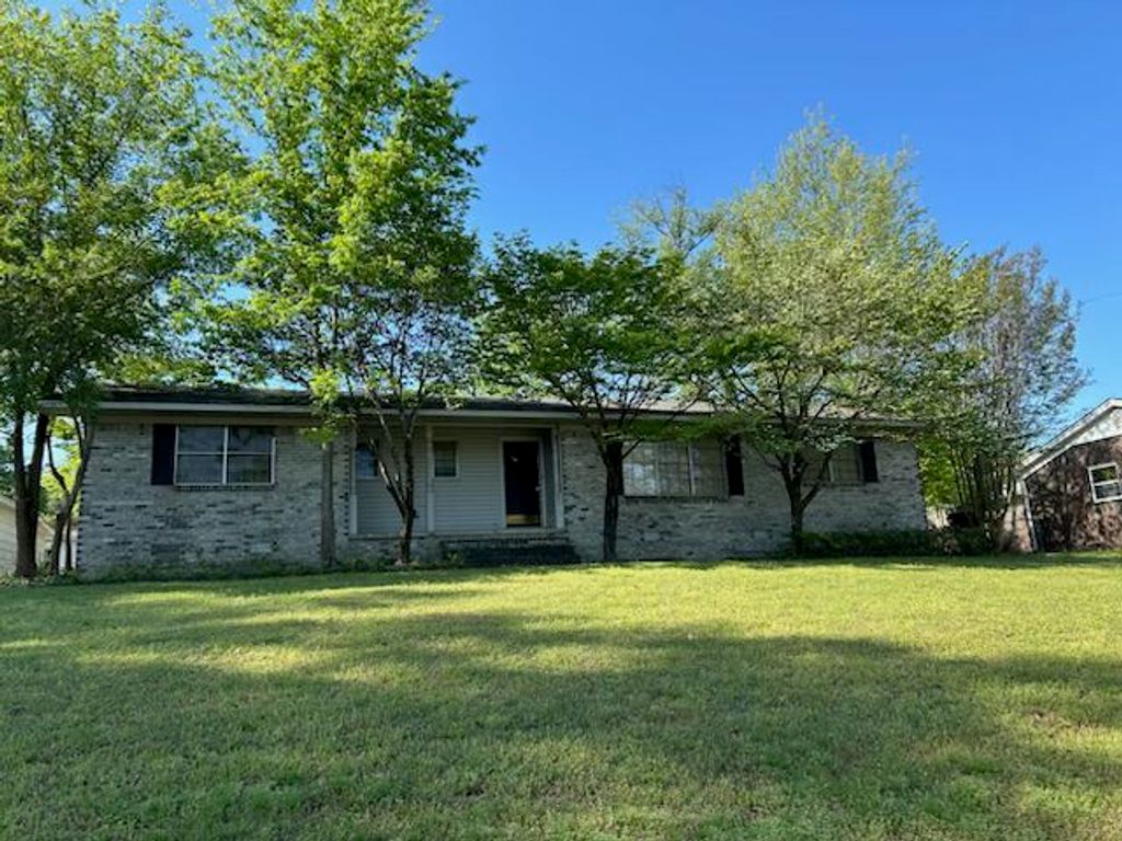 801 W 17th Terrace, Russellville, AR 72801