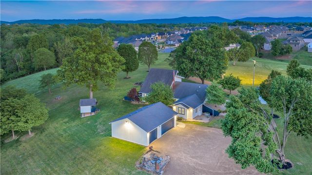 1824 N Pershing Street, Fayetteville, AR 72704