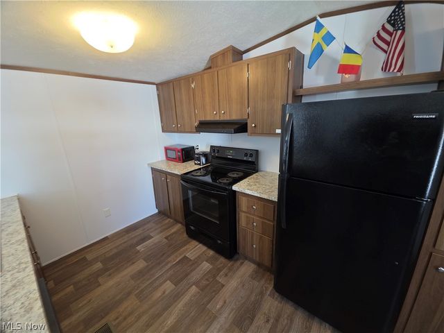 135 Inglewood Place, Elyria, OH 44035