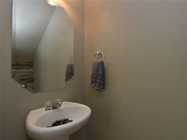 2001 Faro DR 21, Austin, TX 78741
