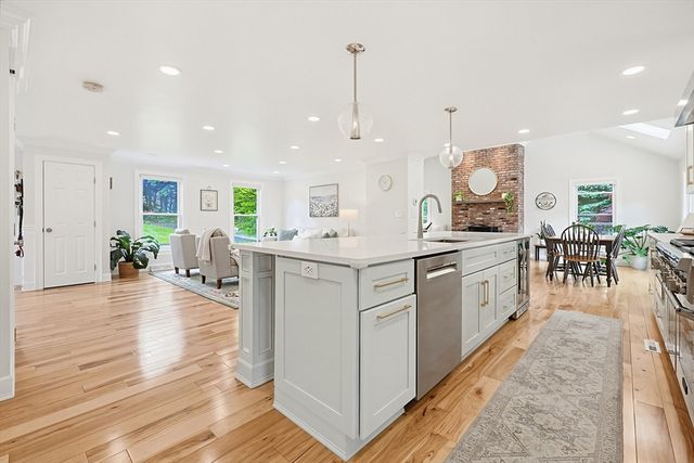 8 Blue Jay Ln, Ashland, MA 01721