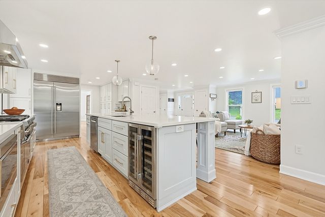 8 Blue Jay Ln, Ashland, MA 01721