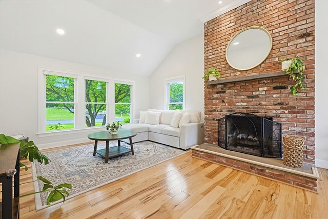 8 Blue Jay Ln, Ashland, MA 01721