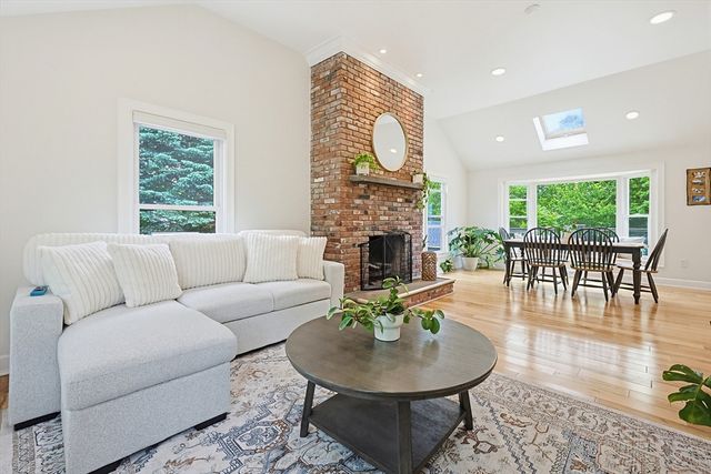 8 Blue Jay Ln, Ashland, MA 01721