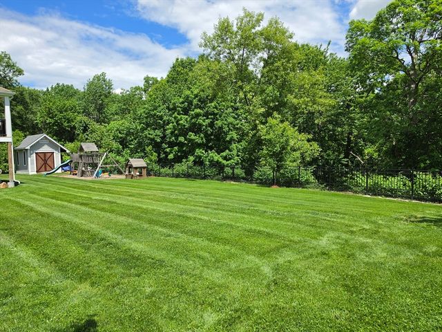 8 Blue Jay Ln, Ashland, MA 01721