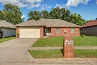 2852 South Pinehurst Avenue, Springfield, MO 65807