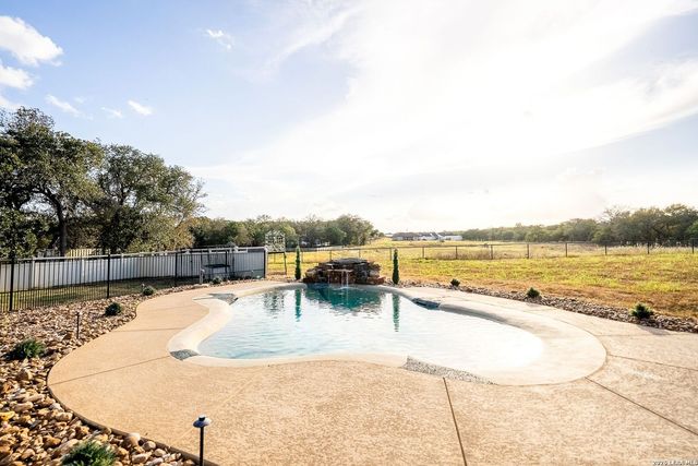 109 Owen Ridge Dr, La Vernia, TX 78121