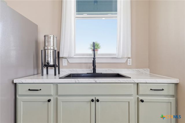 455 Buentello Rd, Victoria, TX 77905