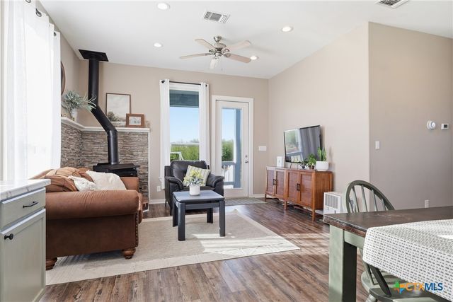 455 Buentello Rd, Victoria, TX 77905