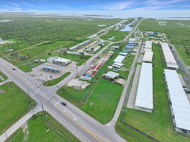 1012 N Stingaree Drive, Crystal Beach, TX 77650