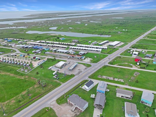 1012 N Stingaree Drive, Crystal Beach, TX 77650