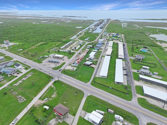 1012 N Stingaree Drive, Crystal Beach, TX 77650