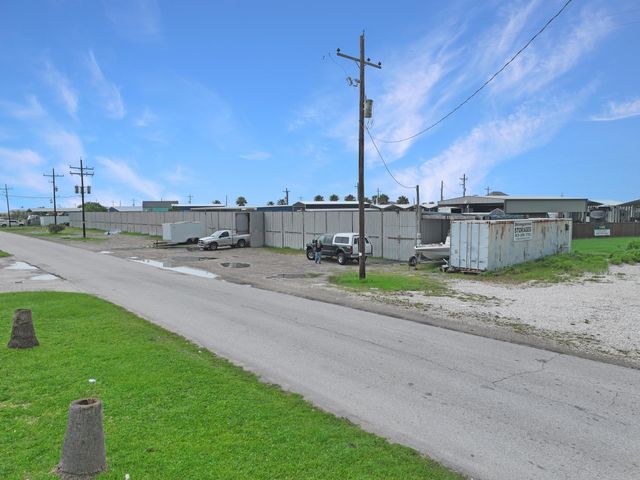 1012 N Stingaree Drive, Crystal Beach, TX 77650