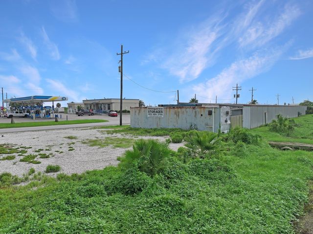 1012 N Stingaree Drive, Crystal Beach, TX 77650