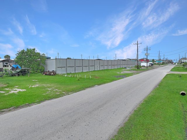 1012 N Stingaree Drive, Crystal Beach, TX 77650