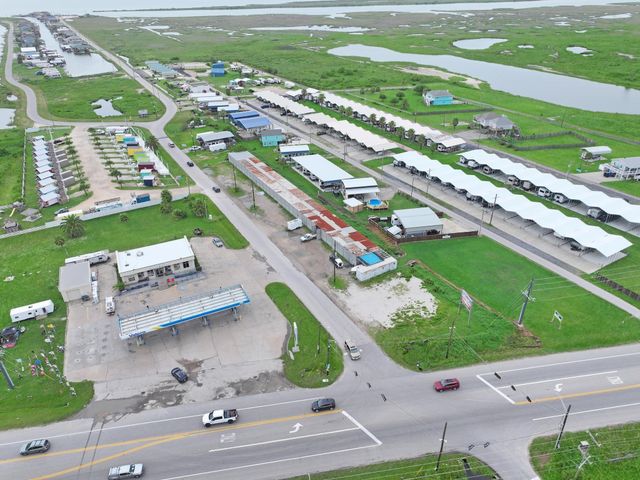 1012 N Stingaree Drive, Crystal Beach, TX 77650